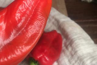 红辣椒洗净后，用厨房布或者厨房纸搽干水分