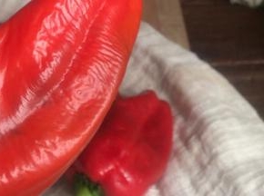 红辣椒洗净后，用厨房布或者厨房纸搽干水分