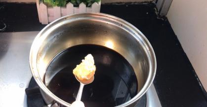 加入冰糖，煮沸至冰糖溶化