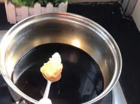 加入冰糖，煮沸至冰糖溶化