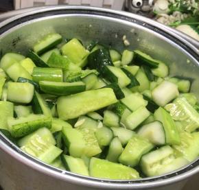 把装有黄瓜的容器放入大容器中