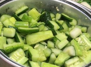 把装有黄瓜的容器放入大容器中