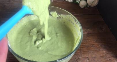 搅拌成无颗粒状的稀面糊，静置10分钟