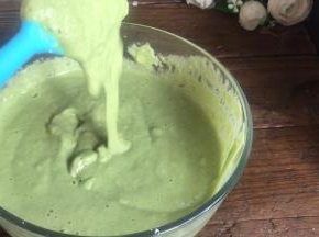 搅拌成无颗粒状的稀面糊，静置10分钟