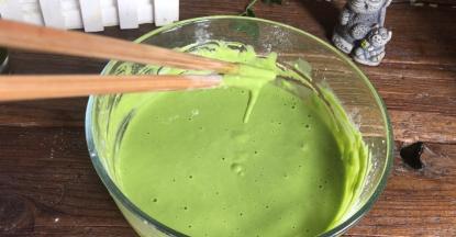 搅拌至无颗粒状，成稀糊状，筷子提起滴落成线珠状即可