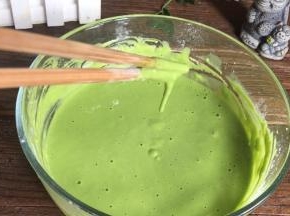 搅拌至无颗粒状，成稀糊状，筷子提起滴落成线珠状即可