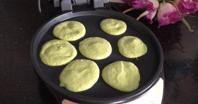 煎饼铛或者平底锅预热，把静置好的面糊舀入锅中（大小随意）盖上盖子煎一分钟