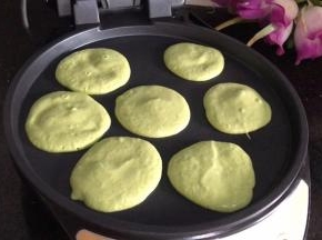 煎饼铛或者平底锅预热，把静置好的面糊舀入锅中（大小随意）盖上盖子煎一分钟