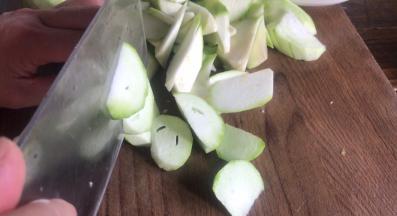 静置的同时，我们来做丝瓜汤，把丝瓜肉切成块