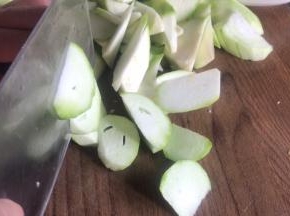 静置的同时，我们来做丝瓜汤，把丝瓜肉切成块
