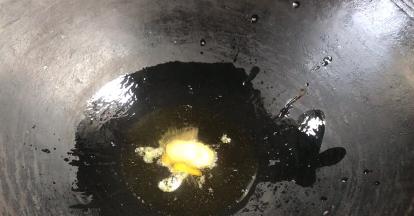 热锅热油爆香姜片