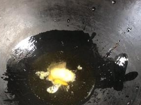 热锅热油爆香姜片