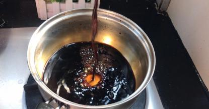 把酱油倒入锅中（不要用铁锅）