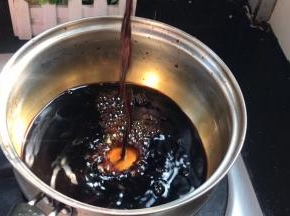 把酱油倒入锅中（不要用铁锅）