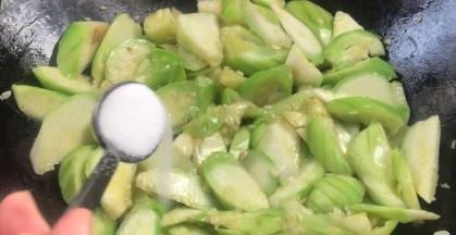 倒入丝瓜炒断生后加入盐，炒匀至入味