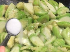 倒入丝瓜炒断生后加入盐，炒匀至入味