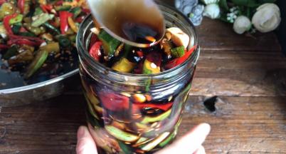 一小时后，把黄瓜装入可密封的容器中