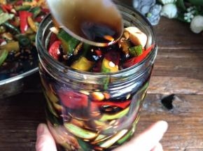 一小时后，把黄瓜装入可密封的容器中