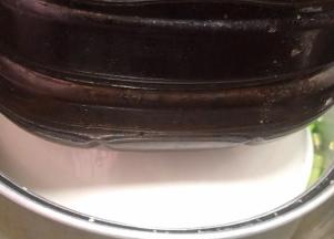 在黄瓜上盖上一个盘子，再用重物体压在上面，压至一夜