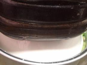 在黄瓜上盖上一个盘子，再用重物体压在上面，压至一夜