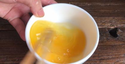 把鸡蛋打入碗中，划散成蛋液