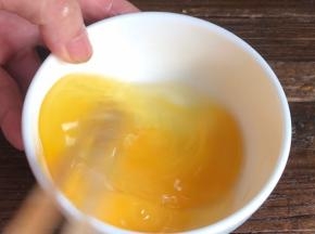 把鸡蛋打入碗中，划散成蛋液