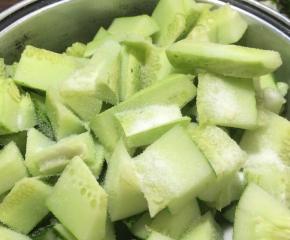 加入盐翻拌均匀，密封腌制半小时