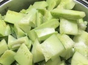 加入盐翻拌均匀，密封腌制半小时