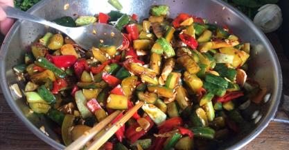 拌匀后，密封腌制半小时