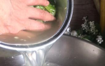 把压制好的黄瓜汁水沥干