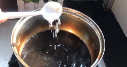 加入味精煮至融化，关火后静置放凉透