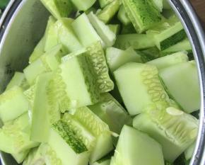 黄瓜清洗干净后沥干水分，切成小条状