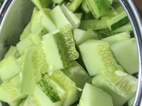 黄瓜清洗干净后沥干水分，切成小条状