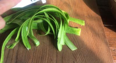 把丝瓜外皮清洗干净，削皮留用