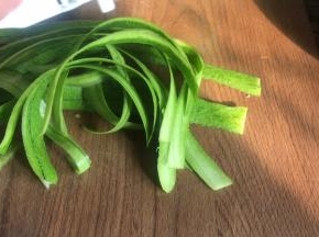 把丝瓜外皮清洗干净，削皮留用