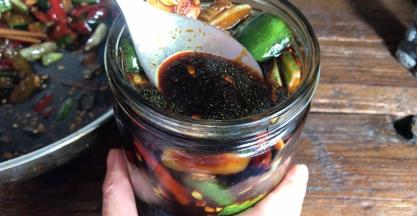 稍稍压实点，让酱油水漠过黄瓜做好，密封放入冰箱冷藏保存，三天后即可食用