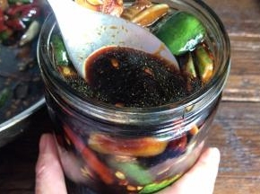 稍稍压实点，让酱油水漠过黄瓜做好，密封放入冰箱冷藏保存，三天后即可食用