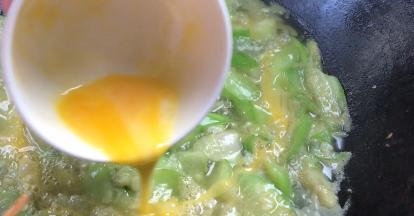 淋入丝瓜锅中（这个时候须关小火，因丝瓜汤不宜沸腾）再次沸腾后关火，备用