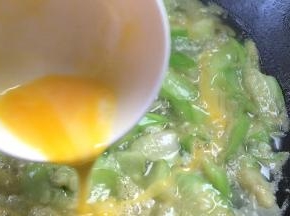 淋入丝瓜锅中（这个时候须关小火，因丝瓜汤不宜沸腾）再次沸腾后关火，备用