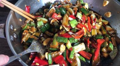 充分拌匀后，密封腌制一小时