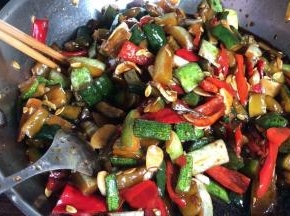 充分拌匀后，密封腌制一小时