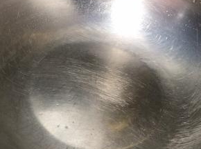 备一个比装着黄瓜的容器大一点的容器