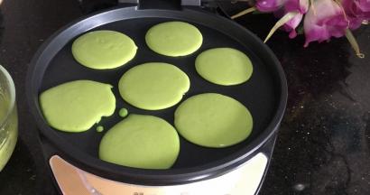 煎饼铛提起预热一分钟，再把面糊舀入煎饼盘中，大小随意