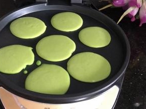 煎饼铛提起预热一分钟，再把面糊舀入煎饼盘中，大小随意
