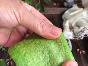 来看一下面饼的劲道，口感细腻柔软