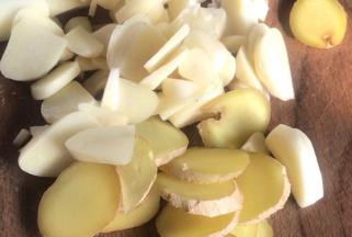 蒜片和姜片也备好