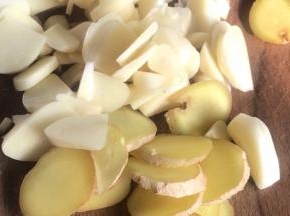 蒜片和姜片也备好