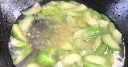 加入适量清水，大火煮沸