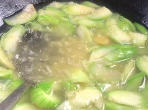 加入适量清水，大火煮沸