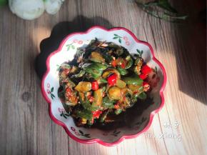 三天后取出腌制好的黄瓜，装适量入盘中